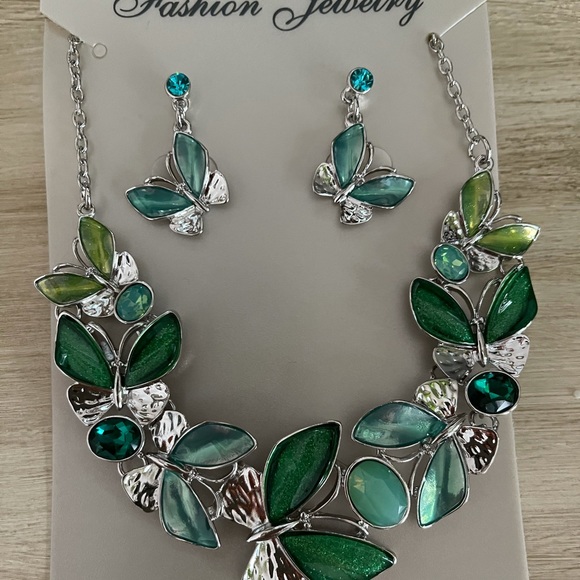 BEAUTIFUL Butterfly necklace w/matching earrings, available in multiple colors! - Picture 7 of 10